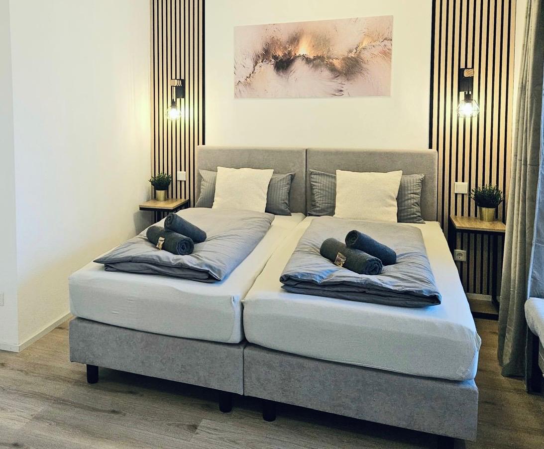 Zwei Einzelbetten mit Verbinder als Doppelbett aufgebaut