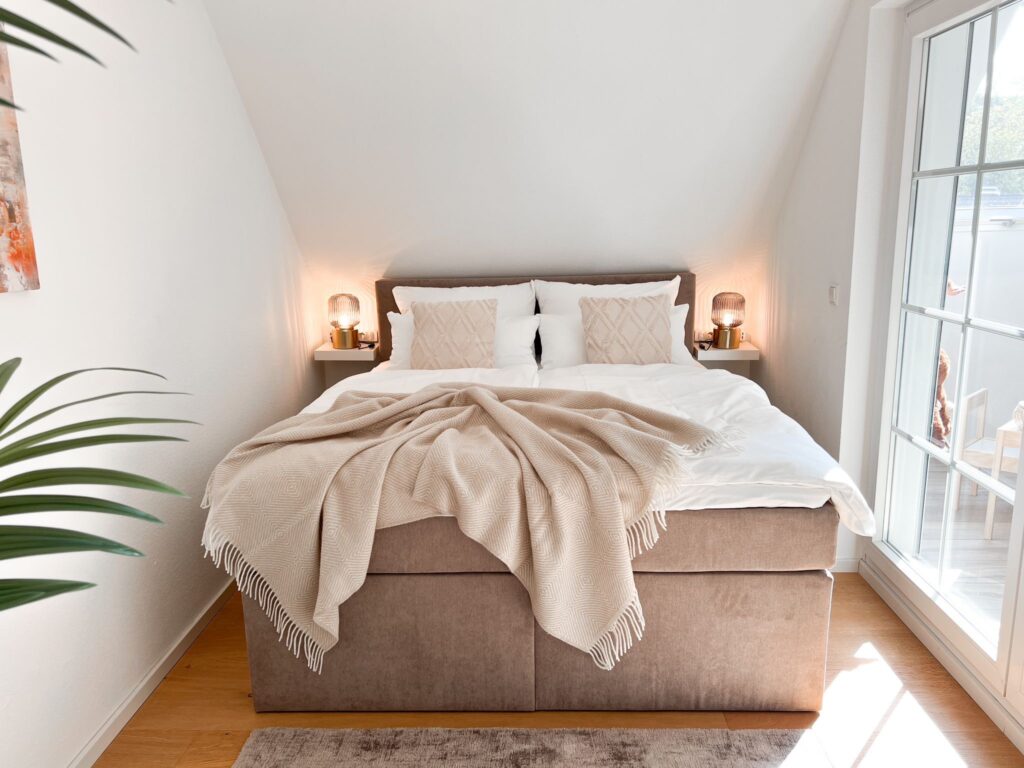 Boxspringbett in einer meiner eigenen Ferienwohnungen