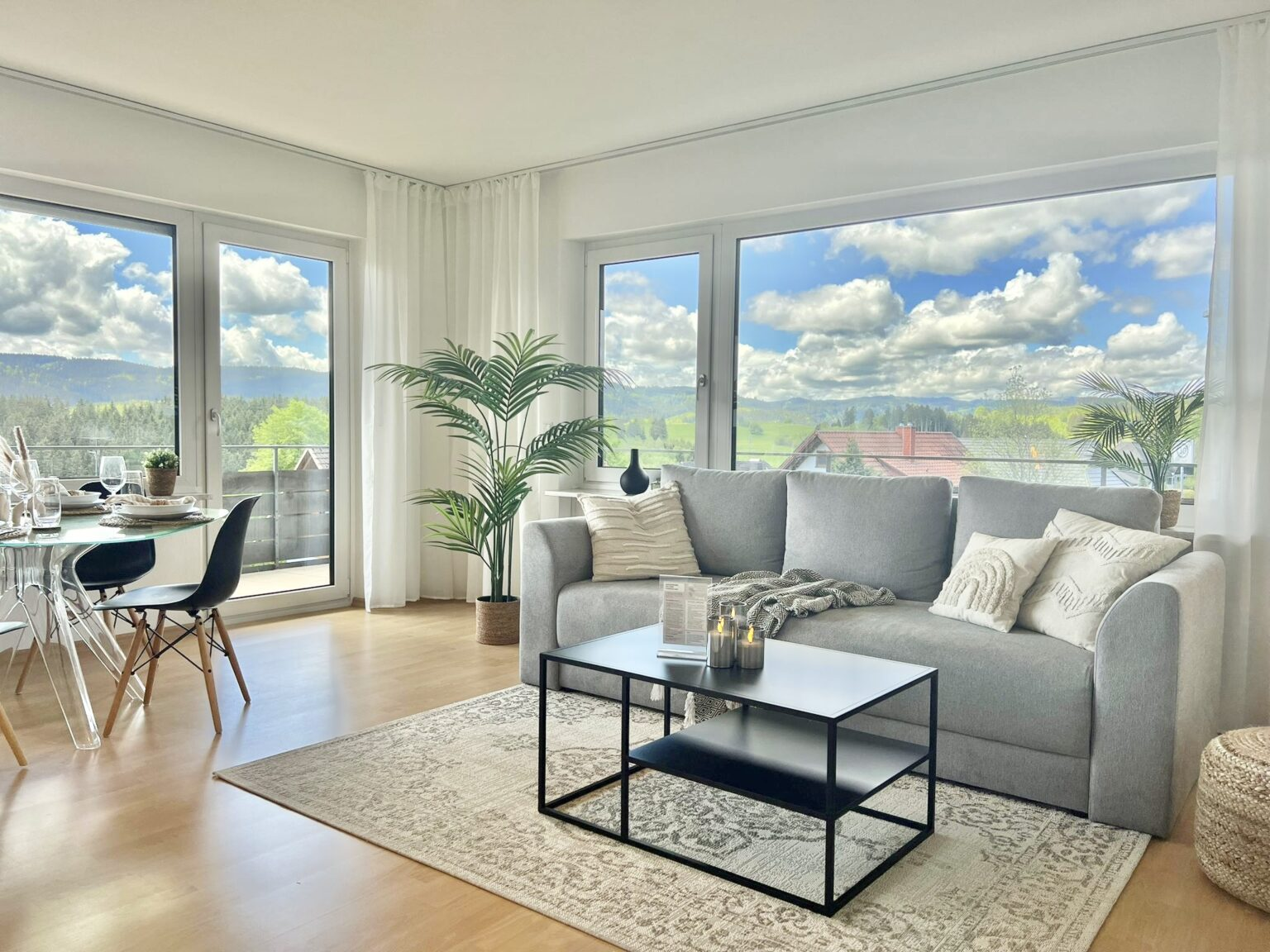 Schlafsofa mit Panoramablick in einer Ferienwohnung mit Aussicht